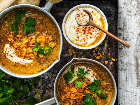 Linzensoep met chiliyoghurt