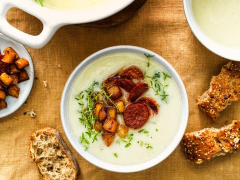 Pastinaak-bloemkoolsoep met chorizo en appeltjes