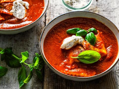 Tomaten-paprikasoep met ravioli en opgeklopte ricotta