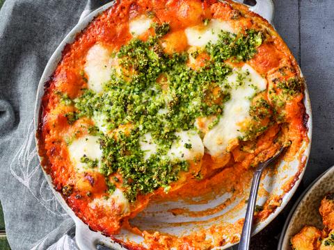 Gnocchi met tomaat-mascarponesaus en kruidencrumble