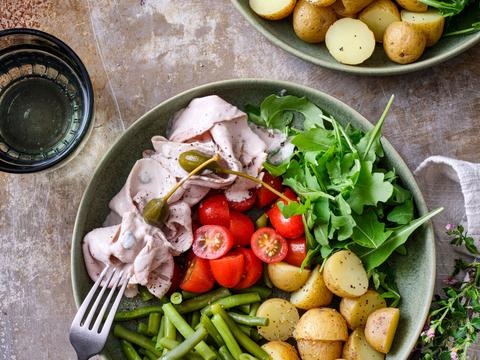 Supersnelle vitello tonnato-bowl met krieltjes en boontjes
