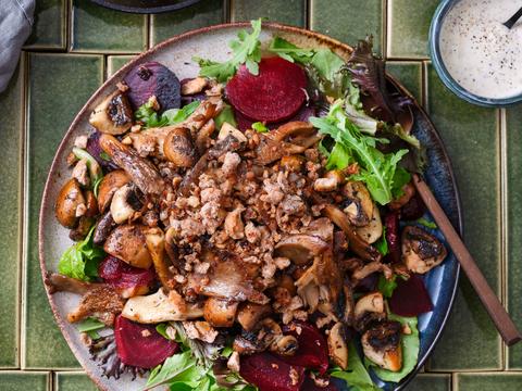 Salade van gebakken paddenstoelen, warme geitenkaas en notenbroodcrumble