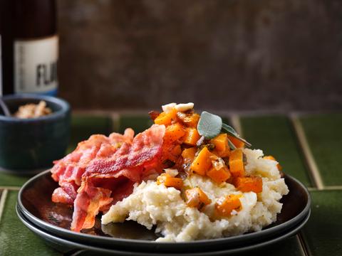 Puree met gebakken pompoen en ontbijtspek
