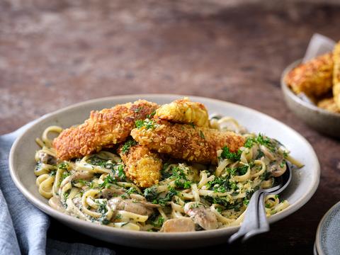 Linguine met spinazie, champignons en kip-kerriekrokantjes