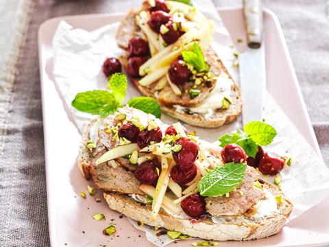 Toast met gehaktbrood, roomkaas, appellucifers en krieken