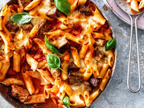 Gegratineerde penne met gehaktbrood en pittige tomaten-paprikasaus