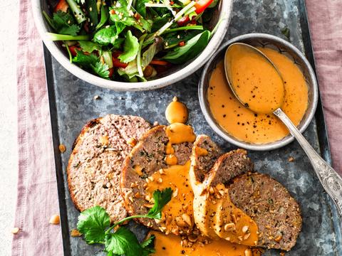 Gehaktbrood met rode curry en Thaise salade