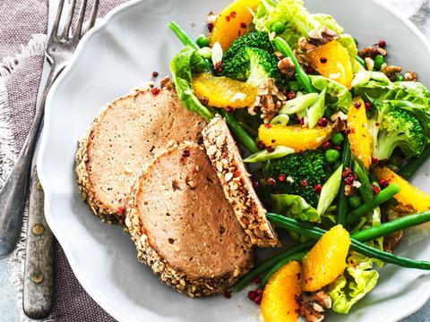 Gehaktbrood met havermout-notenkorst en bonte salade