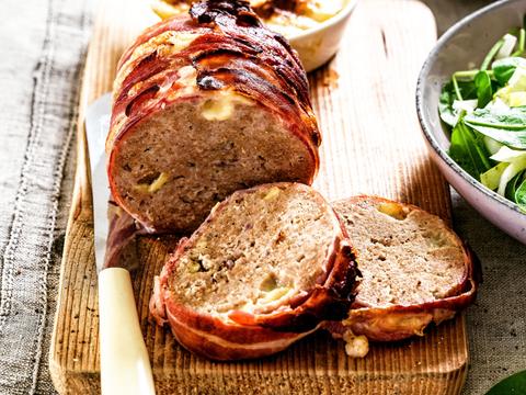 Spek-gehaktbrood met reblochon, gratin dauphinois en frisse witloofsalade