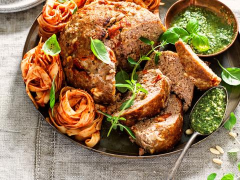 Italiaans gehaktbrood met zongedroogde tomaten, tagliatelle en pesto