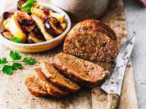 Gehaktbrood met gebakken appeltjes en vijgen