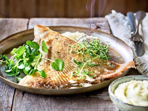 rogvleugel met knolseldermousseline, waterkers en gerookte tijmboter