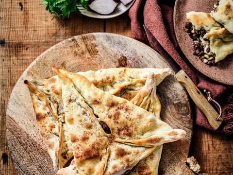 Fatayer met gehakt, ui, labneh en pijnboompitten