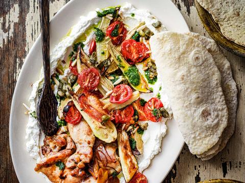 Labneh met geroosterde groenten, groenekruidenolie, kappertjes, sinaasappelkip en sesamplatbrood