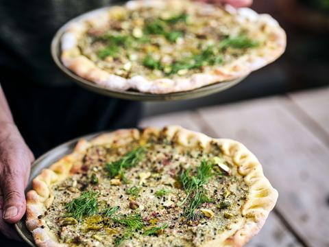 Man’ouche met topping van verse kruidenkaas met dille, sumak, nigella en pistache