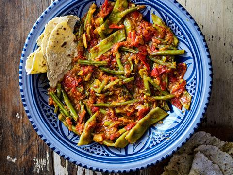 Snijbonen-sperziebonenstoof in tomaten-saffraan-uiensaus met maïsplatbrood