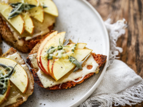 Toast met kaas, appel en salie