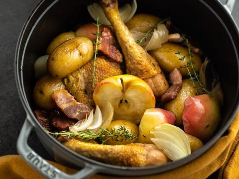 Eenpansgerecht van fazant met spek en appeltjes 2