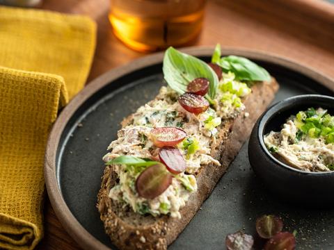 Toast met 'pulled' fazant en kruiden