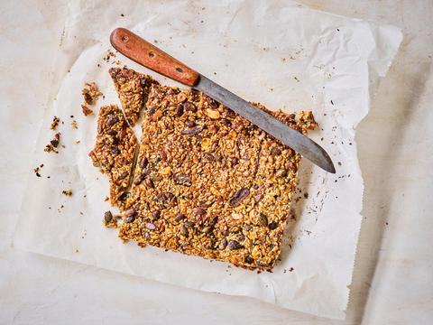Honingmueslireep met gepofte spelt, haver en amandel