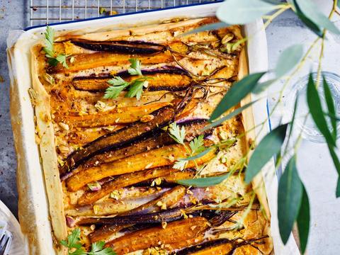Kruimeldeegtaart met roomkaas, wortelen en pistaches