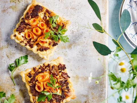 Kruimeldeegtaartjes met zoete aardappel, lamsgehakt en feta
