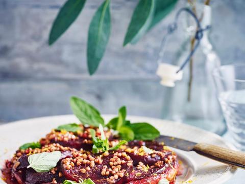Tarte tatin van rode biet met citroen en geroosterde boekweit