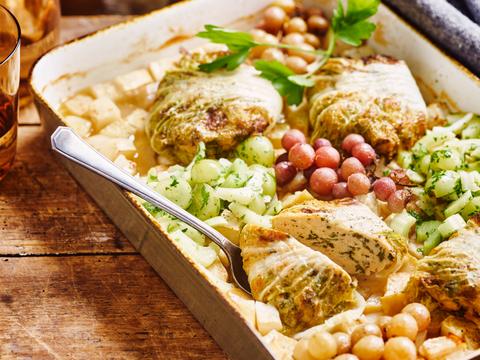 Koolrolletjes met kippen_gehakt, geroosterde druive_n en een frisse salade