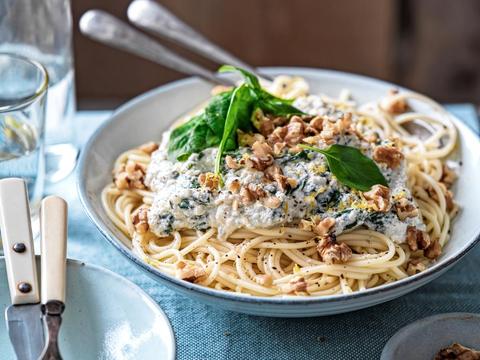 Spaghetti met citroenricotta, spinazie en walnoten