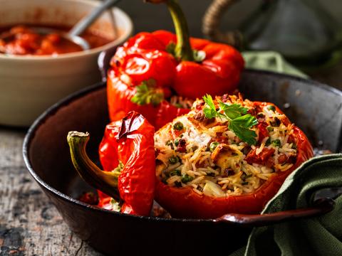 Gevulde paprika_s met rijst en hamblokjes