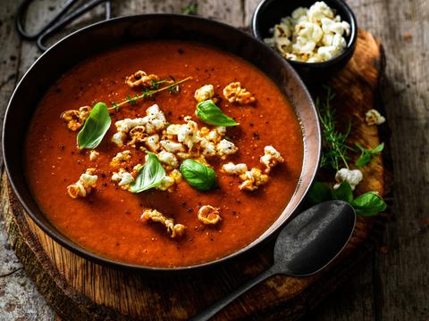 Tomaten-wortelsoep met geitenkaas en popcorn
