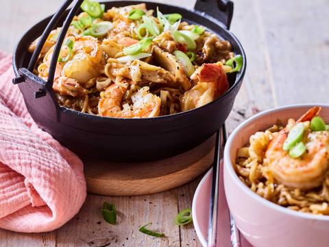 Noedelpannetje met scampi’s, spitskool en oesterzwammen