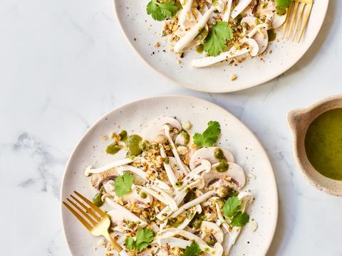 Carpaccio van paddenstoelen met parmezaancrumble en korianderolie