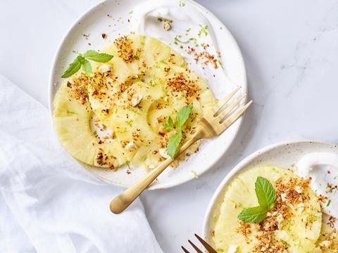 Carpaccio van ananas met geroosterde kokos en munt