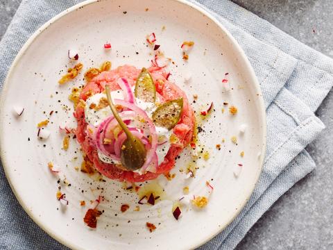 Kalfstartaar met kappertjesmayonaise, radijsjes en opgelegde rode ui