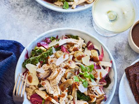 Caesarsalade met parelhoen, gebakken bospaddenstoelen en misodressing