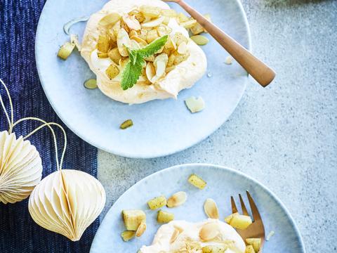 Minikoffiemeringues met peer, amandelen en skyr