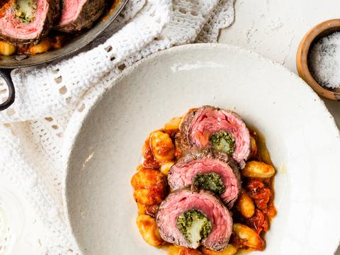 Bavette met kruiden en provolone in tomatensaus met gnocchi
