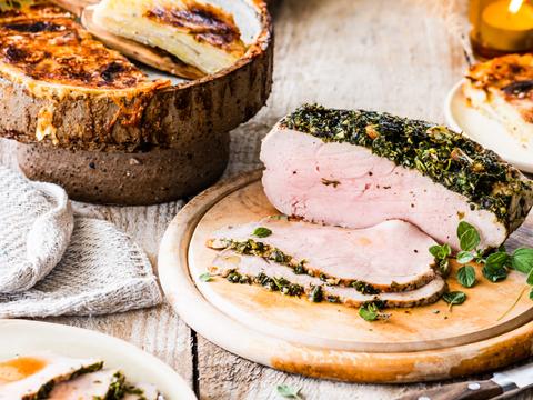 Kalfsgebraad in kruidenkorst met gratin van aardappel en koolrabi
