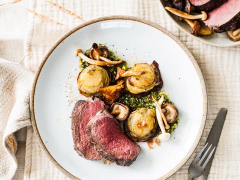 Hertenfilet met pistachepesto, boschampignons en aardappeltorentjes