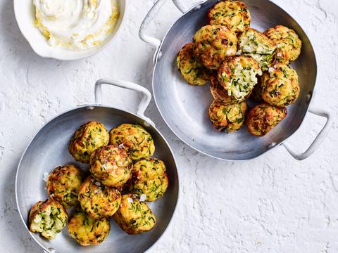 courgetteballetjes met yoghurt-citroensausje