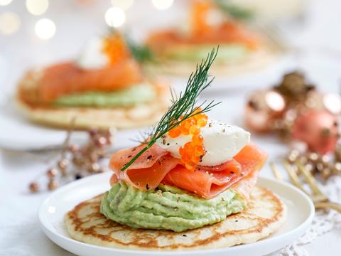 Blini’s met gerookte zalm en avocadocrème