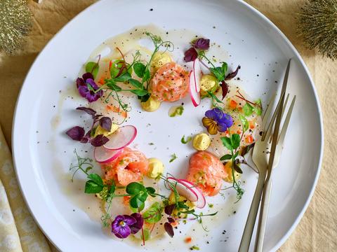 Carpaccio van sint-jakobsvruchten met zalmroosjes en gembervinaigrette