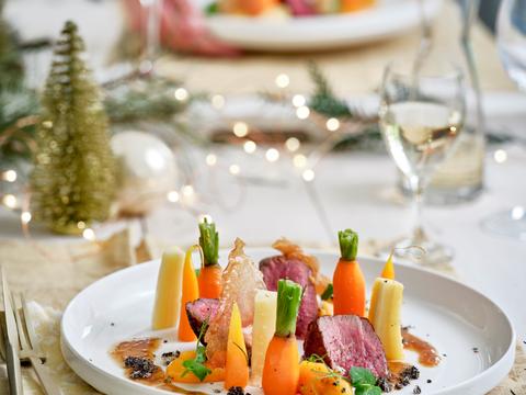 Hertentagliata met wortel en pastinaak, pompoenpuree en filodeegkrokantje