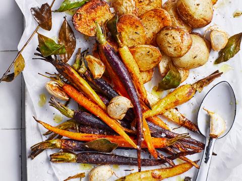 In de airfryer geroosterde krieltjes en wortelen met knoflook en laurier