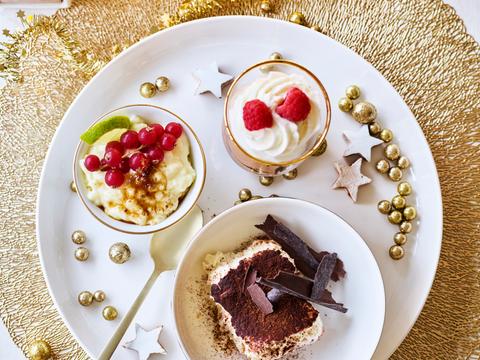 Dessertbord met rijstpap, duo van chocolademousse en tiramisu
