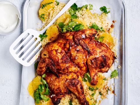Kip en crapaudine uit de airfryer met couscous en sinaasappel