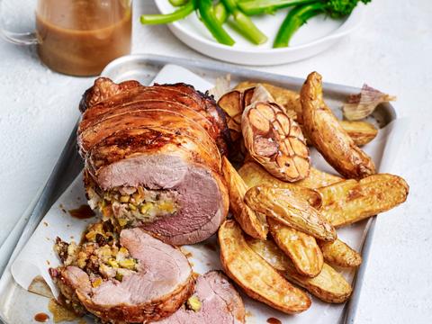 Lamsschouder uit de airfryer, gevuld met gedroogd fruit
