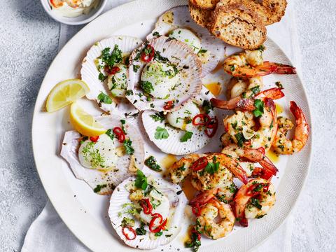 Sint-jakobsvruchten en scampi's met knoflook uit de airfryer