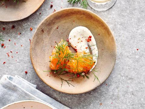 tartaar van zalmforel met dillecrème en zalmeitjes